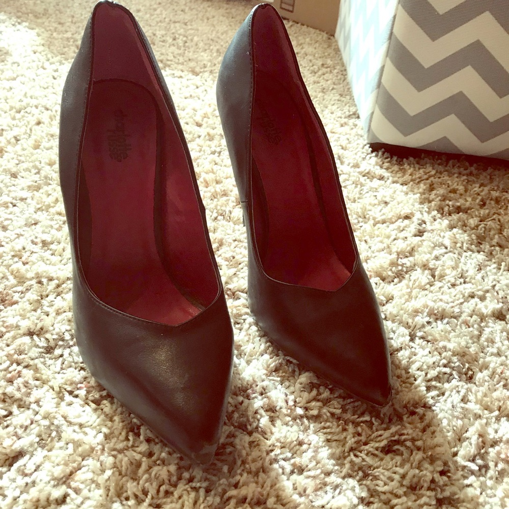 Black pumps